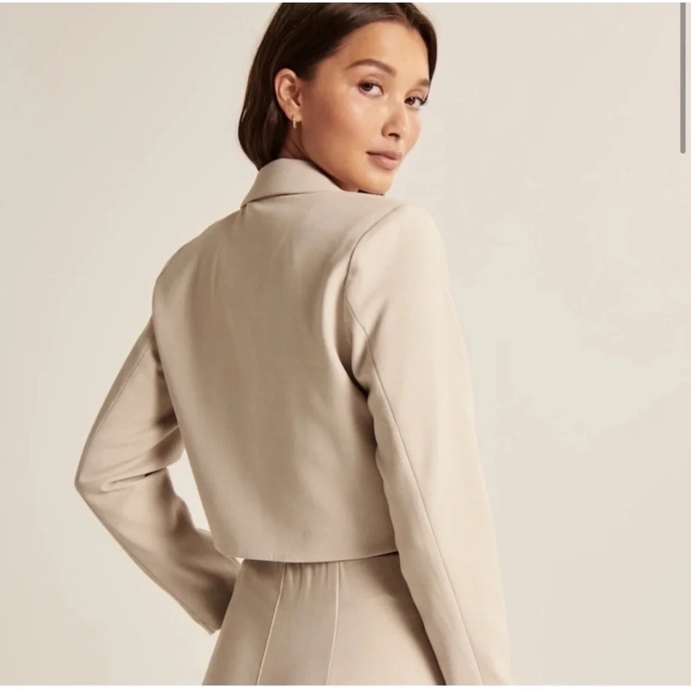NWT! Abercrombie & Fitch Tan Cropped Blazer, Size XXL - Picture 3 of 8
